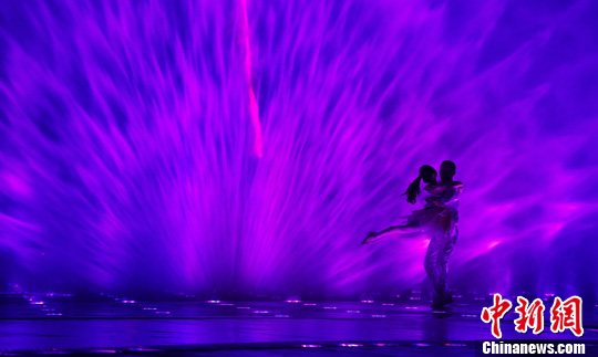 重慶兩江幸福廣場開放 國內(nèi)最大升降式噴泉亮相