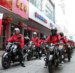 “自由之旅”摩托大軍到達(dá)茂名與本地車友合照留影 “自由之旅”摩托大軍到達(dá)茂名與本地車友合照留影