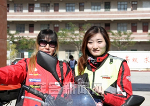“自由之旅”摩托大軍到達(dá)茂名與本地車友合照留影 “自由之旅”摩托大軍到達(dá)茂名與本地車友合照留影