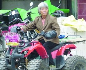 池洞鎮(zhèn)年過七旬老太駕車上街購物 池洞鎮(zhèn)年過七旬老太駕車上街購物