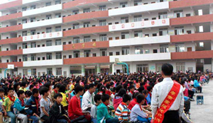 千人齊聚北界中心小學(xué) 參加“孝親尊師”主題教育活動(dòng) 千人齊聚北界中心小學(xué) 參加“孝親尊師”主題教育活動(dòng)