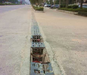 信宜迎賓路地稅局路口現(xiàn)兩窟窿 呼吁有關部門盡早搶修 信宜迎賓路地稅局路口現(xiàn)兩窟窿 呼吁有關部門盡早搶修