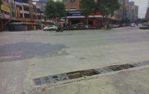 信宜迎賓路地稅局路口現(xiàn)兩窟窿 呼吁有關部門盡早搶修 信宜迎賓路地稅局路口現(xiàn)兩窟窿 呼吁有關部門盡早搶修