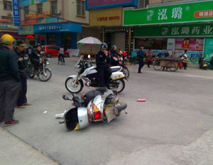 ���ˌ��WУ��һ�v�tɫС܇��Ħ��܇��ײ