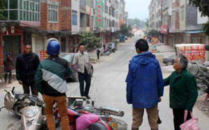 信宜兩摩托相撞 雙方在爭執(zhí)中出手 信宜兩摩托相撞 雙方在爭執(zhí)中出手