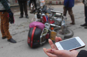 信宜兩摩托相撞 雙方在爭執(zhí)中出手 信宜兩摩托相撞 雙方在爭執(zhí)中出手