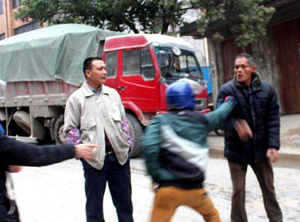 信宜兩摩托相撞 雙方在爭執(zhí)中出手 信宜兩摩托相撞 雙方在爭執(zhí)中出手