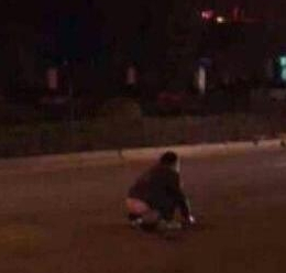驚現(xiàn)“大便哥” 浙江男子蹲馬路中間大便被撞飛 驚現(xiàn)“大便哥” 浙江男子蹲馬路中間大便被撞飛