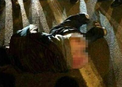 驚現(xiàn)“大便哥” 浙江男子蹲馬路中間大便被撞飛 驚現(xiàn)“大便哥” 浙江男子蹲馬路中間大便被撞飛