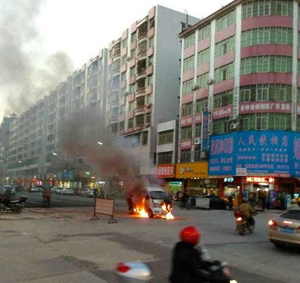 信宜淘金灣有一輛面包車(chē)突然發(fā)生自燃 信宜淘金灣有一輛面包車(chē)突然發(fā)生自燃