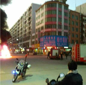 信宜淘金灣有一輛面包車(chē)突然發(fā)生自燃 信宜淘金灣有一輛面包車(chē)突然發(fā)生自燃