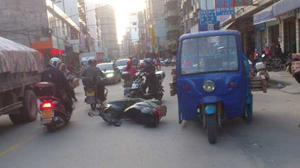 竹山發(fā)生摩托相撞 事發(fā)后還動手打人 竹山發(fā)生摩托相撞 事發(fā)后還動手打人