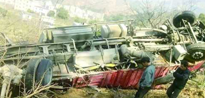 錢排一貨車險墮百米深的山腳下 錢排一貨車險墮百米深的山腳下