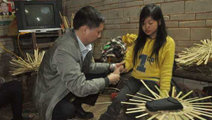 池洞新垌村一家8人患萎縮病 靠編織竹器度日 池洞新垌村一家8人患萎縮病 靠編織竹器度日