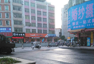 信宜市淘金灣道路搶修 周圍門店冷清 信宜市淘金灣道路搶修 周圍門店冷清