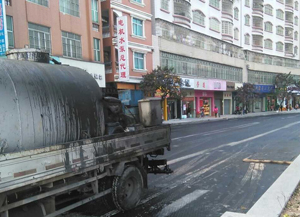 信宜市淘金灣道路搶修 周圍門店冷清 信宜市淘金灣道路搶修 周圍門店冷清