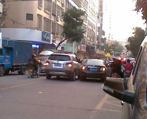 �f܇վ�l(f��)����С܇��ײ ����Ӱ��ˮ��ؽ�ͨ