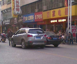 �f܇վ�l(f��)����С܇��ײ ����Ӱ��ˮ��ؽ�ͨ