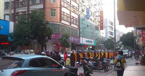 千僧齋會(huì)游街吸引信宜市民目光 千僧齋會(huì)游街吸引信宜市民目光