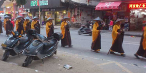 千僧齋會(huì)游街吸引信宜市民目光 千僧齋會(huì)游街吸引信宜市民目光