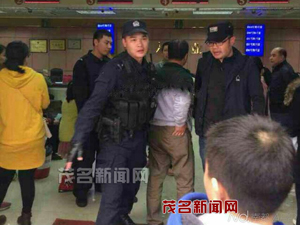 江門(mén)警方不打招呼搞演練 群眾逃命“跑掉鞋” 江門(mén)警方不打招呼搞演練 群眾逃命“跑掉鞋”