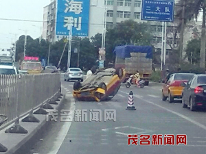 茂名學(xué)員錯踩油門撞上鐵欄導(dǎo)致教練車翻側(cè) 茂名學(xué)員錯踩油門撞上鐵欄導(dǎo)致教練車翻側(cè)
