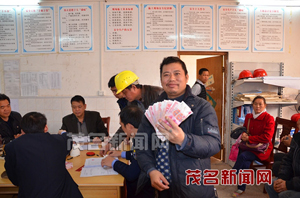 化州人社局協(xié)助44名農(nóng)民工追回拖欠工資20萬元 化州人社局協(xié)助44名農(nóng)民工追回拖欠工資20萬元