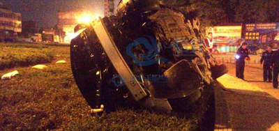 城南南環(huán)島發(fā)生交通事故 小車撞上花壇翻側(cè)一人死亡 城南南環(huán)島發(fā)生交通事故 小車撞上花壇翻側(cè)一人死亡