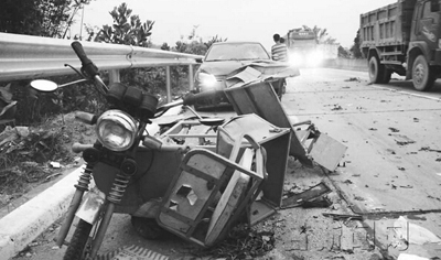 潭頭鎮(zhèn)權(quán)坡村黑色轎車撞飛兩老人 潭頭鎮(zhèn)權(quán)坡村黑色轎車撞飛兩老人