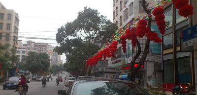 信宜街道開始高掛紅燈籠 新年氣息漸濃 信宜街道開始高掛紅燈籠 新年氣息漸濃