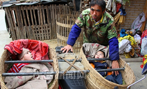 信宜錢排老人梁均華悉心照料腦癱女兒14年 信宜錢排老人梁均華悉心照料腦癱女兒14年