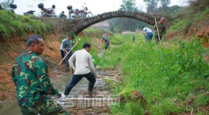 信宜尚文水庫(kù)職工冒寒冬進(jìn)行清淤除雜工作 信宜尚文水庫(kù)職工冒寒冬進(jìn)行清淤除雜工作