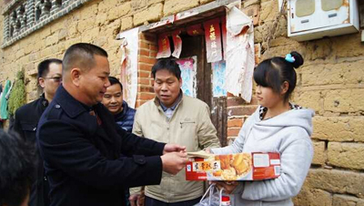 信宜企業(yè)下鄉(xiāng)為貧困戶送溫暖 信宜企業(yè)下鄉(xiāng)為貧困戶送溫暖