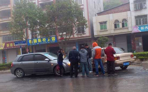 信宜迎賓路南段 兩小車(chē)碰撞造成交通事故 信宜迎賓路南段 兩小車(chē)碰撞造成交通事故