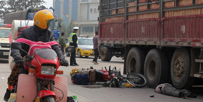 春運返鄉(xiāng)路上一摩托車與老人相撞 老人被貨車輾死 春運返鄉(xiāng)路上一摩托車與老人相撞 老人被貨車輾死