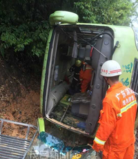 金垌徑口五里嶺路段一大型客車側(cè)翻致兩死三傷 金垌徑口五里嶺路段一大型客車側(cè)翻致兩死三傷