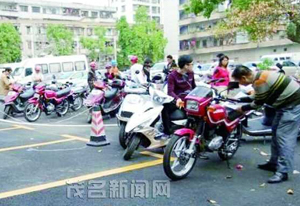 26日迎來摩托入戶辦理高峰 油四路交警站昨受理500輛 26日迎來摩托入戶辦理高峰 油四路交警站昨受理500輛