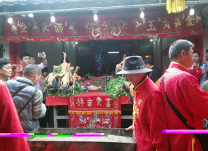 寧?kù)o的英雅街道因?yàn)槲覀兊牡絹?lái)顯得異常熱鬧 寧?kù)o的英雅街道因?yàn)槲覀兊牡絹?lái)顯得異常熱鬧