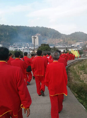 寧?kù)o的英雅街道因?yàn)槲覀兊牡絹?lái)顯得異常熱鬧 寧?kù)o的英雅街道因?yàn)槲覀兊牡絹?lái)顯得異常熱鬧